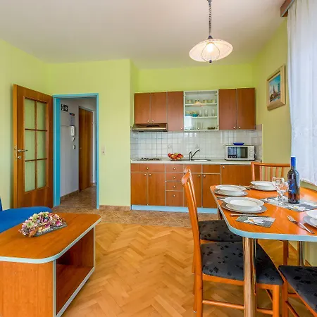 Komfortables Nur 500 Meter Zum Mit Meerblick, Klima, Privatem Balkon Apartment Crikvenica