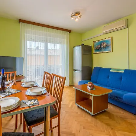 Komfortables Nur 500 Meter Zum Mit Meerblick, Klima, Privatem Balkon Crikvenica